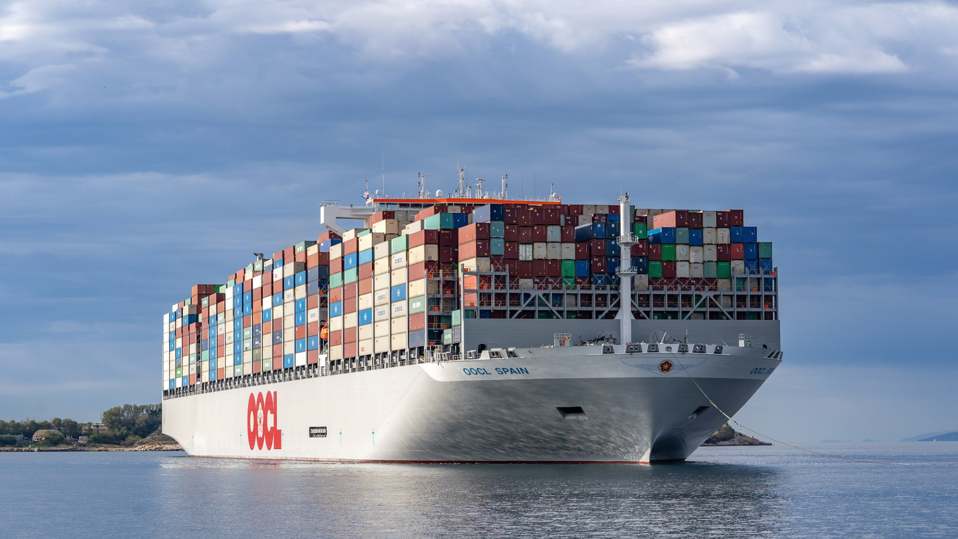 oocl-cargo-ship