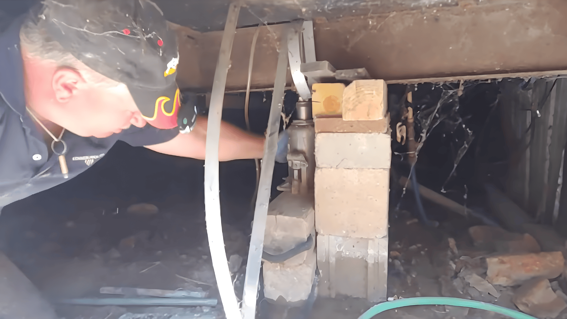 Set the Hydraulic Jack