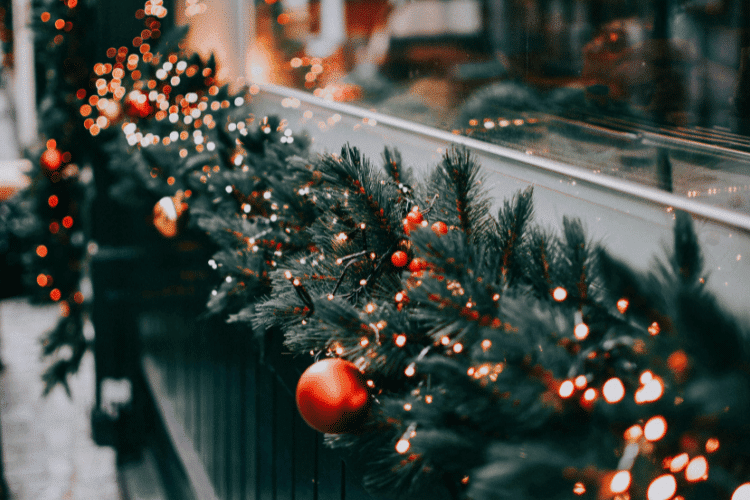 Best Wholesale Winter Garlands and Christmas Tree Decor