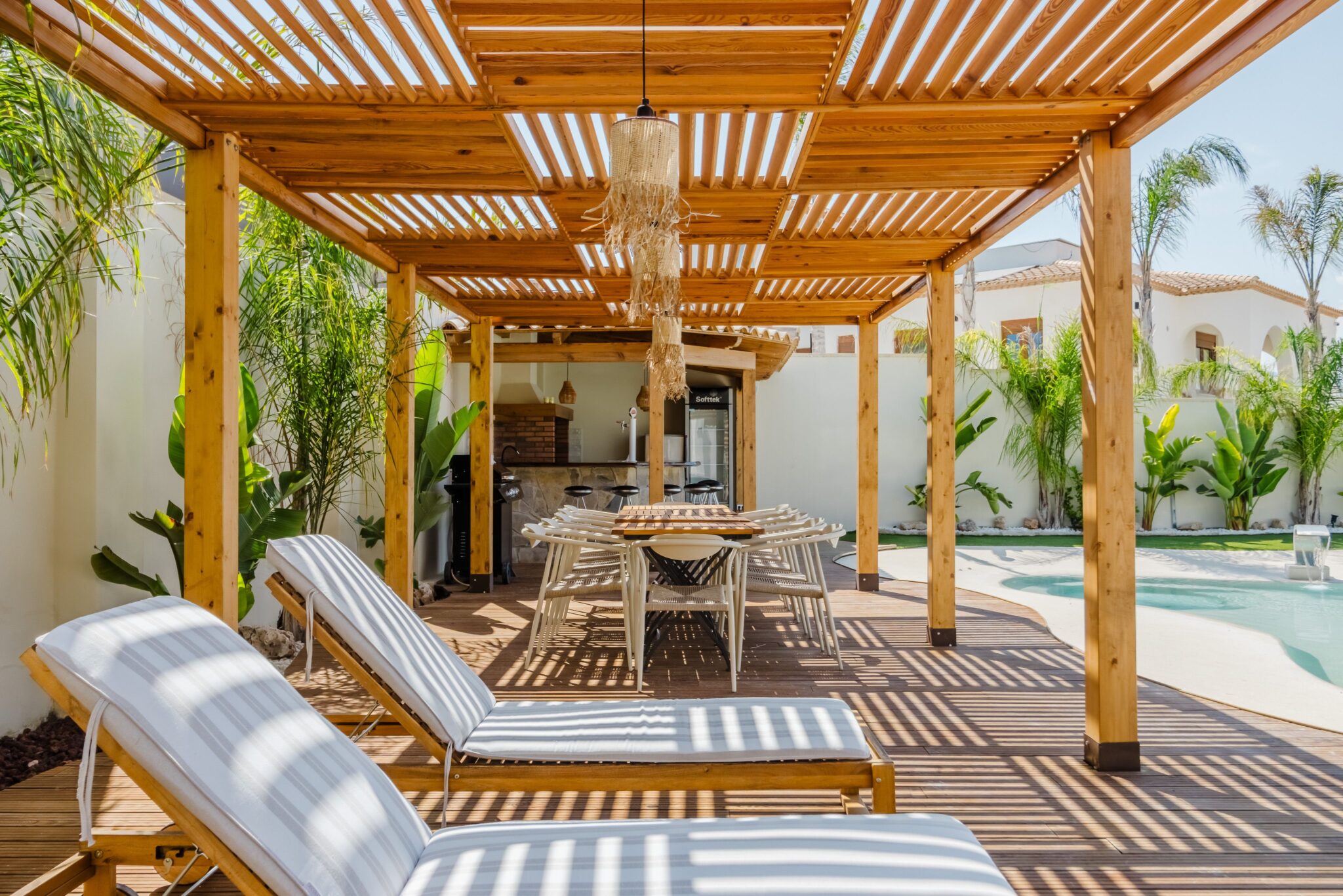 What is the Difference between Attached vs. Free-Standing Patio Covers in Las Vegas?
