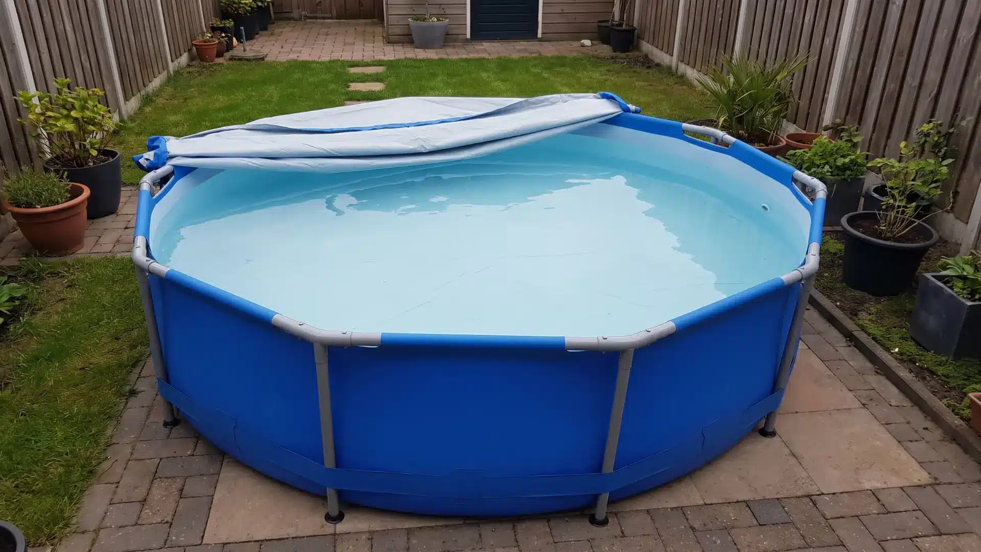 Inflatable portable pool placed in a backyard